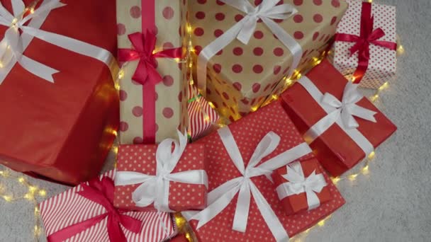 Árbol Navidad Está Enmarcado Por Una Variedad Decoraciones Que Añaden — Vídeo de stock