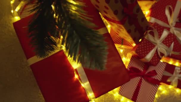 Подарки Ждут Подножия Елки Сверкающие Обертки Сверкают Звезды Над Рождественским — стоковое видео