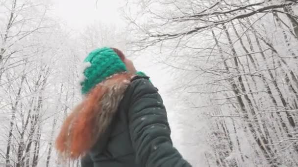 这个年轻女子的冬季漫步变成了一个童话世界的旅程 覆盖着白雪的树看起来像在度假时被装饰过的 在这迷人的森林里 她享受着每一步 — 图库视频影像