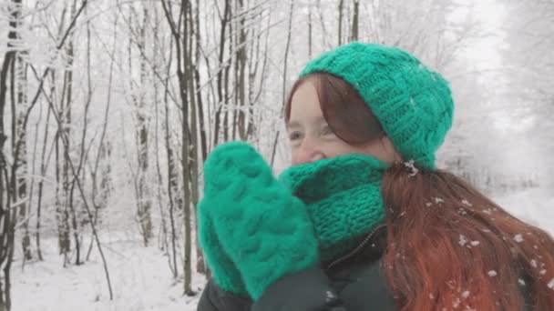 Klidný Šepot Větru Šelest Sněhu Jsou Hudbou Která Doprovází Mladou — Stock video