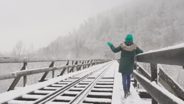 Den Snedækkede Bro Blevet Fantastisk Sted Ung Kvinde Der Går – Stock-video