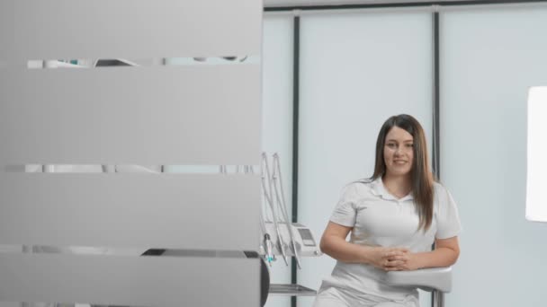 Μια Οδοντιατρική Καρέκλα Περιμένει Ένα Νέο Ασθενή Υποβληθεί Θεραπεία Και — Αρχείο Βίντεο