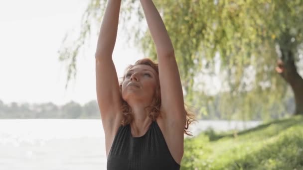 Volwassen Vrouw Die Sport Yoga Beoefent Een Natuurlijke Omgeving Fitness — Stockvideo