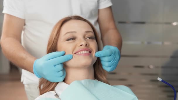 Diş Sağlığı Kliniğinde Dişçi Koltuğunda Oturan Işıl Işıl Gülümseyen Kadın — Stok video