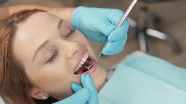 口腔の徹底的な診断は 歯科医院での歯科治療と矯正の必要性を特定することができます 患者は経験と専門的なアプローチに自信を持っています — ストック動画