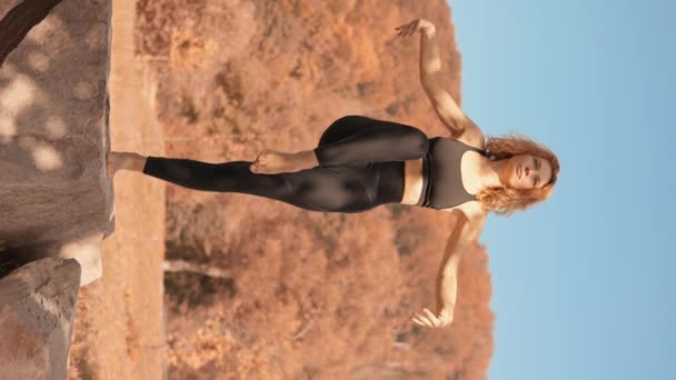 Vrouw Toont Meesterschap Het Uitvoeren Van Yoga Oefeningen Het Versterken — Stockvideo