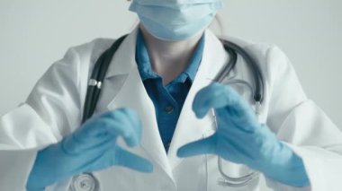 Sevgililer Günü 'nde tüm doktor ve tıbbi personeli, tıbbi ve ilaç endüstrisini tebrik ederim. Dünya gezegeninin sağlığını korumak. Doktorların parmakları ve iki elinde de kalp işareti var.