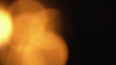 Keskin ve anlamlı bir geçiş yaratmak için üst üste efekt kullanan video görüntüleri. Görüntüye parlaklık ve karmaşıklık katan ışık noktaları ve parıltı içeren görüntüler. Ateşli Renk. Yüksek kalite 4k