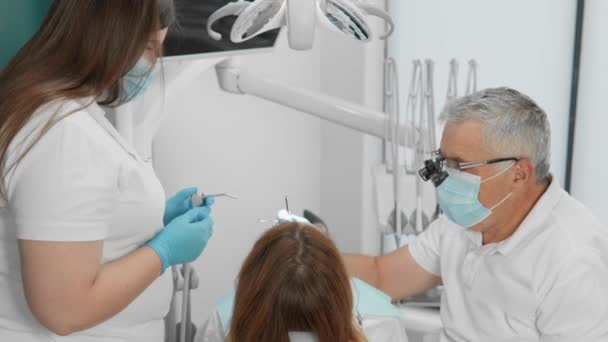 Die Gemeinsamen Anstrengungen Des Zahnarztes Und Der Assistentin Tragen Dazu — Stockvideo