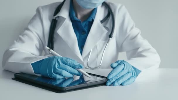 Tekniskt Förhållningssätt Till Patientvård Hälso Och Sjukvårdspersonal Interagerar Med Tablett — Stockvideo