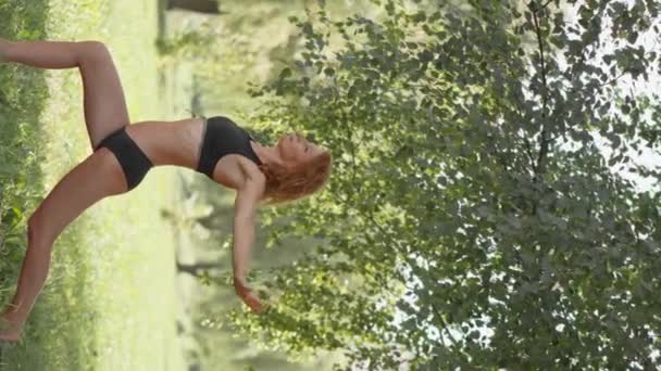 Femme Montrant Flexibilité Force Corps Pendant Les Exercices Yogiques Vidéo — Video
