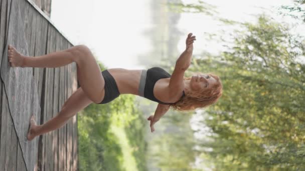 Yogic Oefeningen Bevorderen Ontspanning Gezondheid Voor Een Volwassen Vrouw Een — Stockvideo