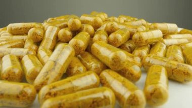 Curcumin ve açık kapsüllerdeki diğer besinler platformda döner. Sağlıklı bir yaşam tarzı ve spor beslenmesi. Vücudu ve tedaviyi doğal malzemelerle temizliyorum. Yüksek kalite 4k