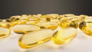 Sağlığı geliştirmek için vitamin ve mineral içeren kapsüller. D vitamini ve Omega 3 yağ asidi grubu. Varmasötik kapsül formunda balık yağı, sarı renkli, şeffaf kabuklu.