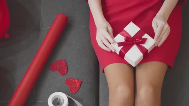 Młoda Kobieta Urządza Pokój Walentynki Tworząc Romantyczną Atmosferę Czerwonym Wystrojem — Wideo stockowe