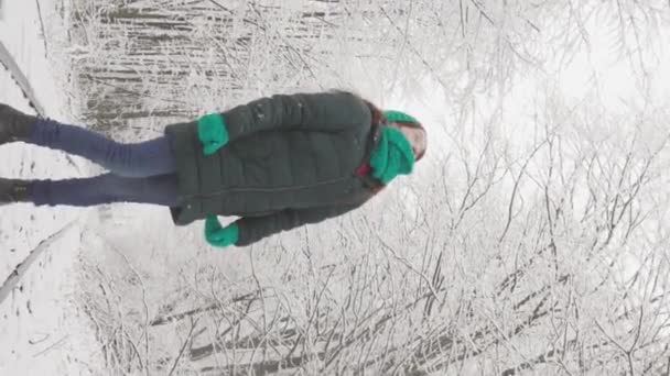 Egy Séta Téli Erdőben Igazi Utazássá Válik Ennek Fiatal Nőnek — Stock videók