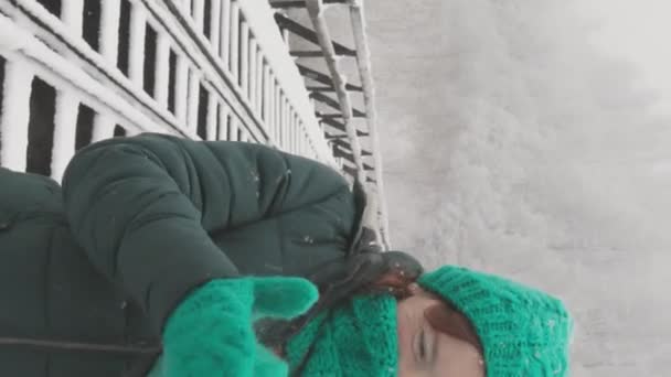 Весела Молода Жінка Може Чинити Опір Починає Грати Снігом Засніженому — стокове відео