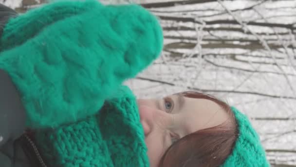 風の穏やかなささや雪のささやきは 冬の若い女性と一緒に森を歩く音楽です 雪に覆われた木の美しさと — ストック動画