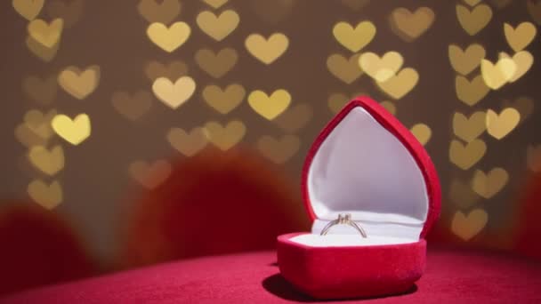 一枚金订婚戒指在珠宝盒里 结婚戒指是放弃婚姻的象征 婚姻求婚的概念 浅色背景上的红盒和钻石戒指 高质量的4K镜头 — 图库视频影像