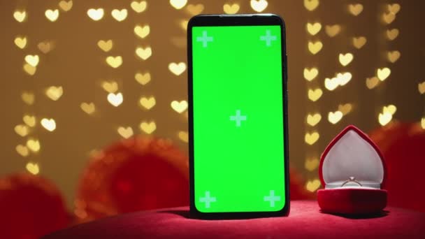 インターネット上の店でオンラインジュエリー 緑色のスクリーンによるクロマキー効果 驚きと愛の宣言を計画する 結婚式の計画と愛で心をつなぐこと ゴールドリング 高品質4Kについて — ストック動画