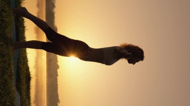 Mañana Meditativa Mujer Practicando Yoga Naturaleza Amanecer Una Mujer Encuentra — Vídeo de stock