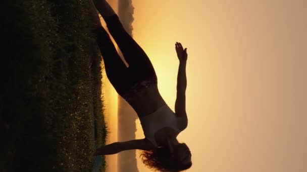 ストレスを和らげ 活力を高める手段としてのヨガ 健康と調和 身体的および精神的な健康を維持するためのヨーガの演習 ビデオ垂直フォーマット ヨーロッパの儀式をする女性 — ストック動画