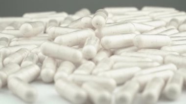 Vitamin ve ilaçlı kapsüller koruyucu ilaç ve beslenme takviyelerinin önemini göstermektedir. Vitaminler ve hareket halindeki ilaçlar: ilaç endüstrisi