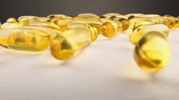 Transparenta Kapslar Med Vitaminer Och Fettsyror Vit Bakgrund Produktion Läkemedel — Stockvideo