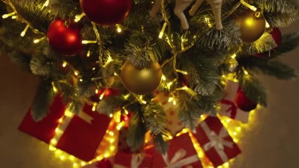 Christmas Tree Stands Center Room Decorated Shimmering Balls Sparkling Chains — Stock Video