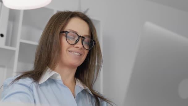Посмішкою Обличчі Жінка Створює Навчається Онлайн Своєму Ноутбуці Радісний Фрілансер — стокове відео