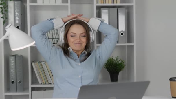 Una Mujer Una Mesa Portátil Inclina Hacia Atrás Una Silla — Vídeos de Stock