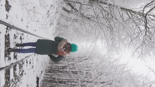 Veselá Emotivní Užívá Každé Mytí Svém Zimním Výletě Zimní Den — Stock video