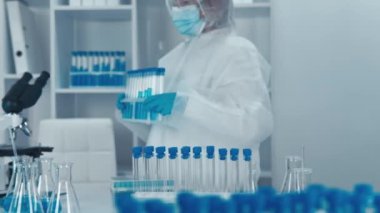 Bilim insanları, Omikron varyantı gibi modern zorlukları ve tehditleri dikkate alarak virüslere karşı koruma yöntemleri geliştiriyor ve test ediyorlar. Yeni teknolojiler üreten bir biyoteknoloji fabrikası.