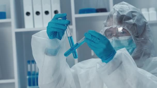 Videó Kiemeli Orvosok Tudósok Hősiességét Vírusok Elleni Harcban Gyógyszerek Kifejlesztésében — Stock videók