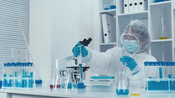 Yüksek Teknoloji Laboratuvarında Genetik Mühendisliği Araştırmaları Iyileştirme Tedavi Için Yürütülür — Stok video