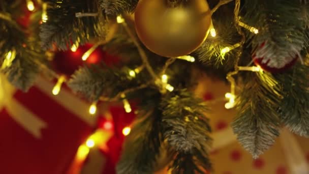 Iyi Hediyeler Dekorasyonlarla Süslenmiş Sıcak Rahat Oturma Odası Noel Için — Stok video