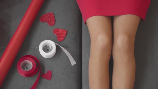 Valentýna Atmosféra Pohodlí Domova Připravuje Dárek Pro Milovanou Osobu Červených — Stock video