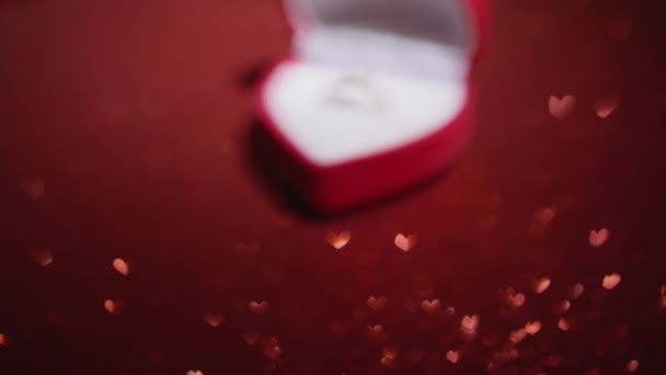 背景中的光的反射创造了一个光影的神奇的游戏 给订婚戒指一个非凡的光芒 这是一个背景组合与盒子在哪里的婚礼 — 图库视频影像