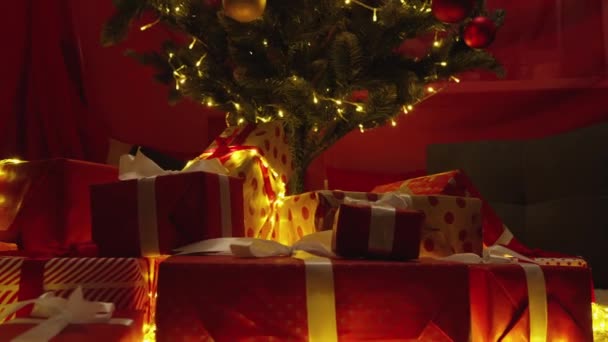크리스마스 장식은 독특한 분위기를 만듭니다 크리스마스 트리와 양초에 가벼운 마법과 — 비디오
