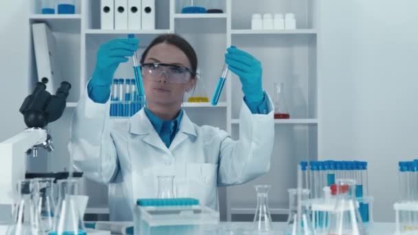 과학자들은 전염성 샘플을 테스트하여 실험실에서 그들의 구조와 잠재적 약물의 효과를 — 비디오