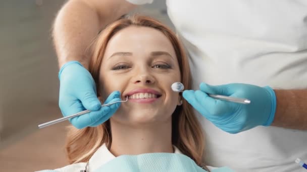 Paciente Confia Confiantemente Especialista Entende Importância Visitas Regulares Dentista Dentista — Vídeo de Stock