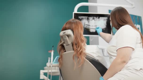 Dentysta Dostarcza Pacjentowi Szczegółowych Wyjaśnień Temat Wyników Tomografii Prześwietlenia Zębów — Wideo stockowe