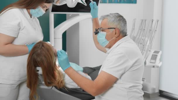 Tannlege Bruker Avanserte Metoder Materialer Behandle Tenner Tannlegen Teamet Hans – stockvideo