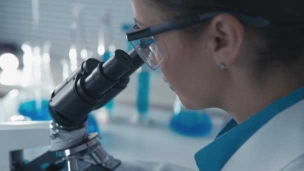 这位大学科学家研究基因机制 发现并利用基因工程和治疗领域的新机会 医疗工作者 化学家 药剂师 生物学家 — 图库视频影像