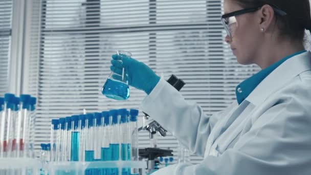 Lekarz Prowadzący Badania Laboratorium Bada Wyniki Analizy Genetycznej Molekularnej Mającej — Wideo stockowe