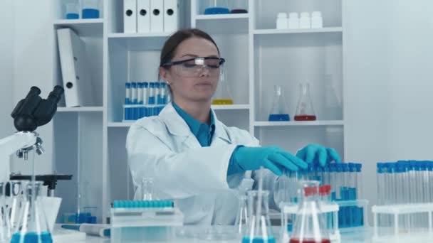 Laboratuvarda Bilim Adamı Örnekler Üzerinde Deneyler Yapar Yeni Tıbbi Teknolojilerin — Stok video