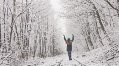 Karla kaplı bir patika boyunca ilerleyen bu genç kadının önünde kış ormanı açılıyor. Etrafındaki temiz hava ve kuru kış güzelliğinden ilham alıyor. Ayak izleri örtülü.
