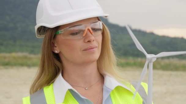 Inteligencia Innovación Energética Una Ingeniera Femenina Implementa Nuevas Tecnologías Para — Vídeos de Stock