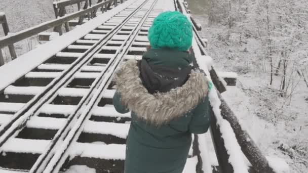 Une Promenade Hivernale Sur Pont Enneigé Apporte Joie Une Jeune — Video