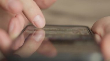 Nline iletişim: El, mesajlaşma uygulaması ile etkileşime girerken mobil aygıtı tutar, gerçek zamanlı iletişim sağlar. Akıllı telefon ekranında parmak tomarları. Yüksek kalite 4k görüntü
